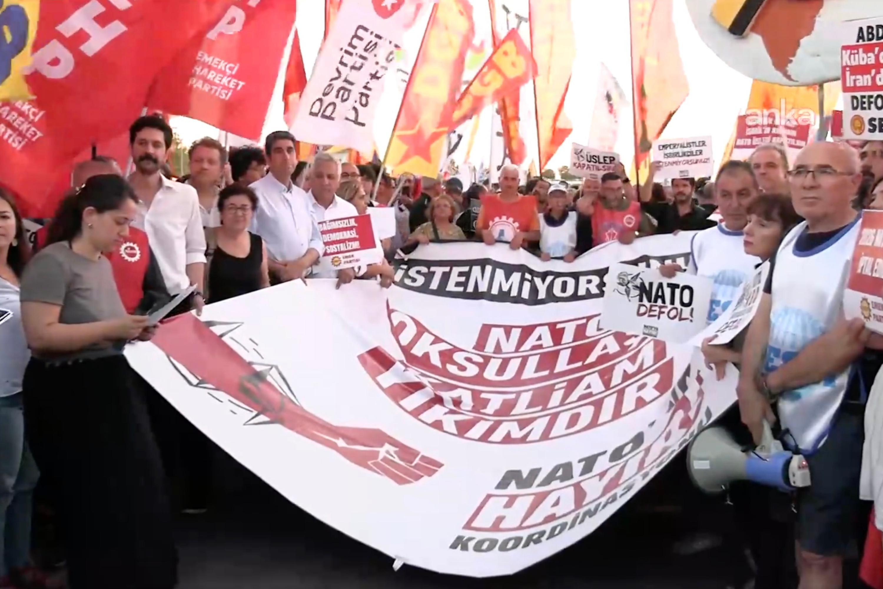 Kadıköy’de NATO karşıtı yürüyüşe katılan grubun pankartlarla yaptığı protesto