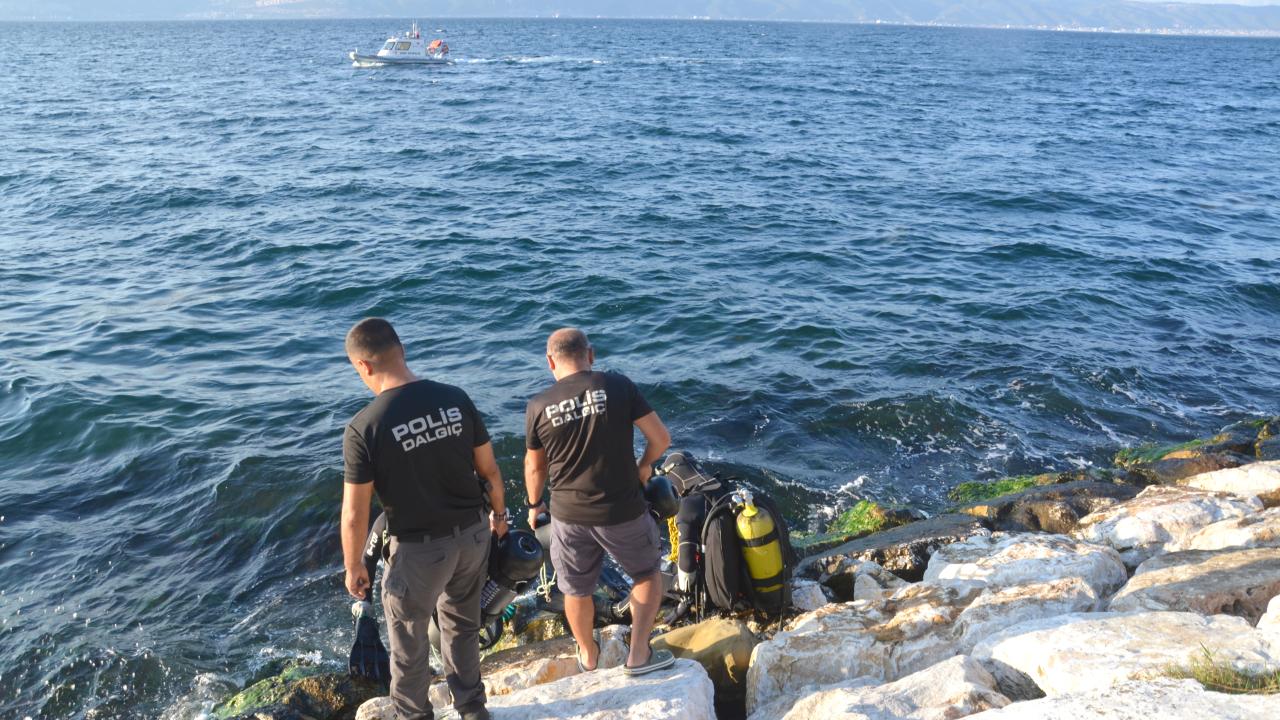 Kuşadası Sevgi Plajı’nda dalgalı deniz ve sahilde görev yapan ekipler