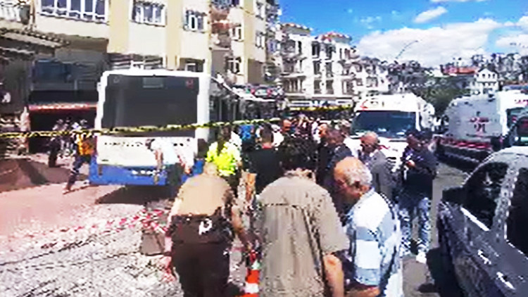 Ankara'nın Mamak ilçesinde iş yerine giren yolcu otobüsü ve olay yeri