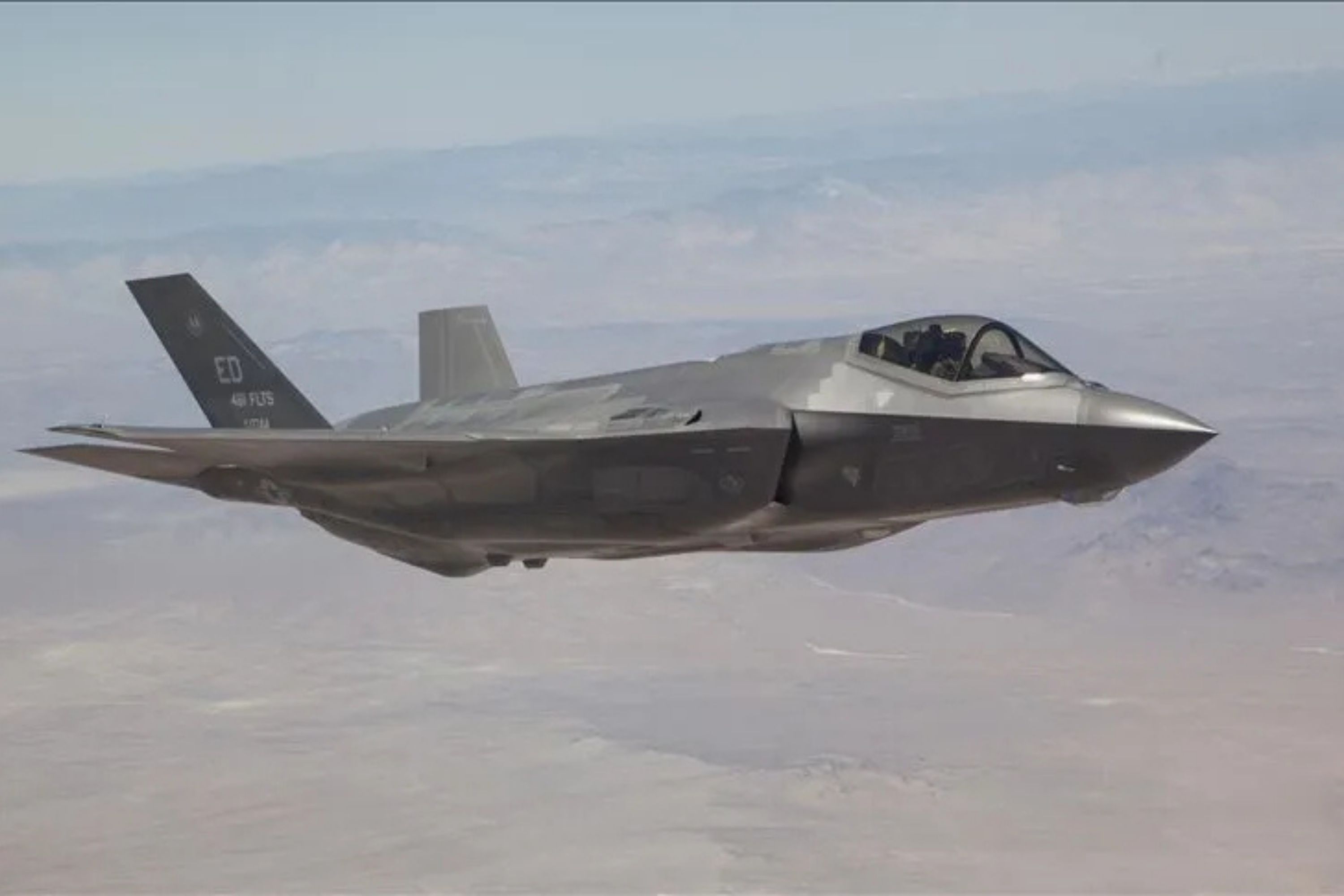 Türk ve Amerikan bayrakları önünde uçuş yapan F-35 savaş uçağı