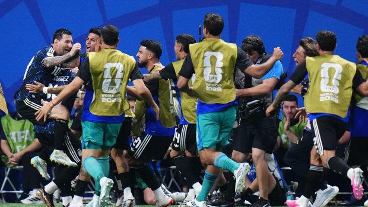 Arjantinli futbolcuların İngiltere karşısında kazanılan yarı final maçının ardından sevinci