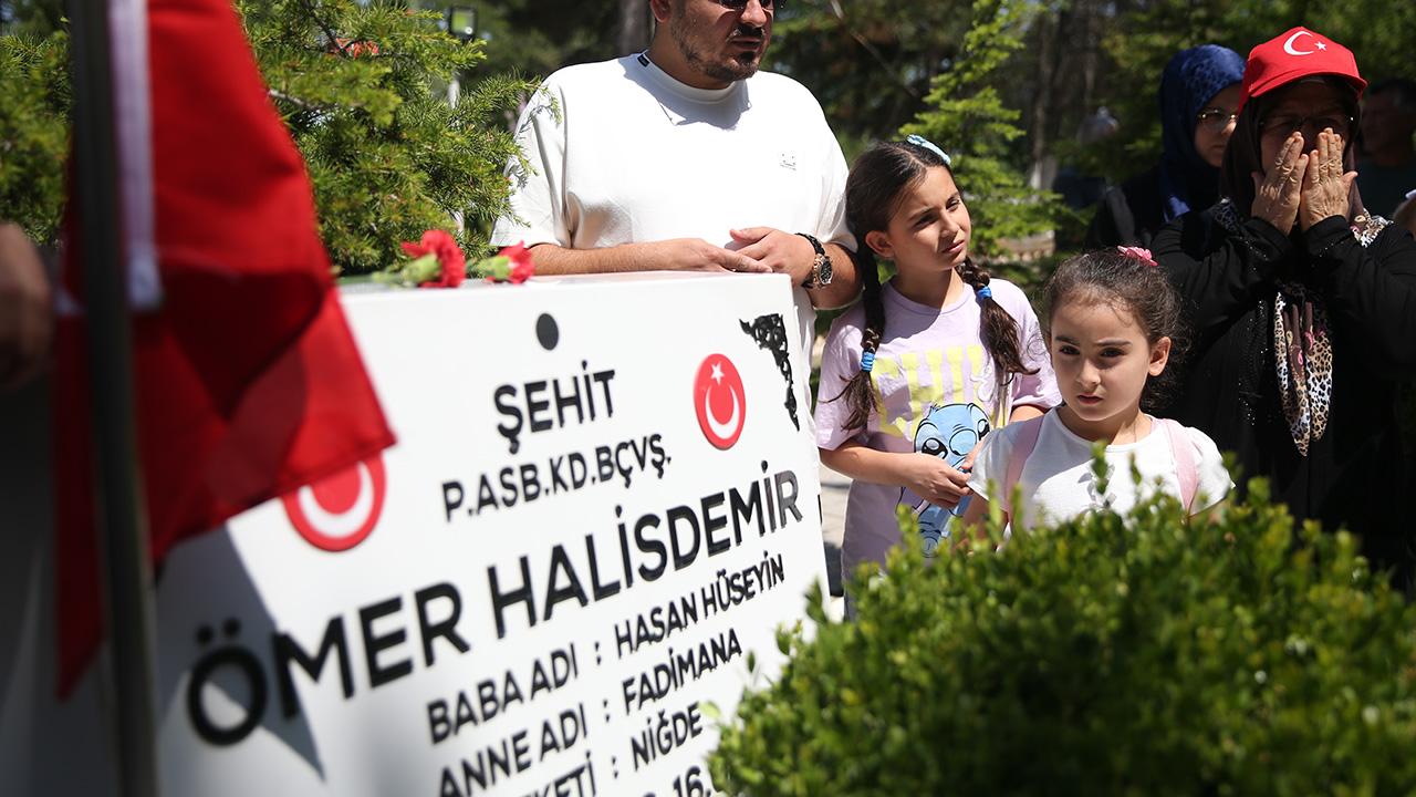15 Temmuz'da Ömer Halisdemir'in Kabrine Yoğun Ziyaret