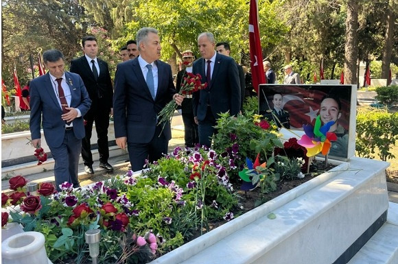 İzmir’de Şehitler Dualarla Anıldı, Kabirlere Karanfil Bırakıldı