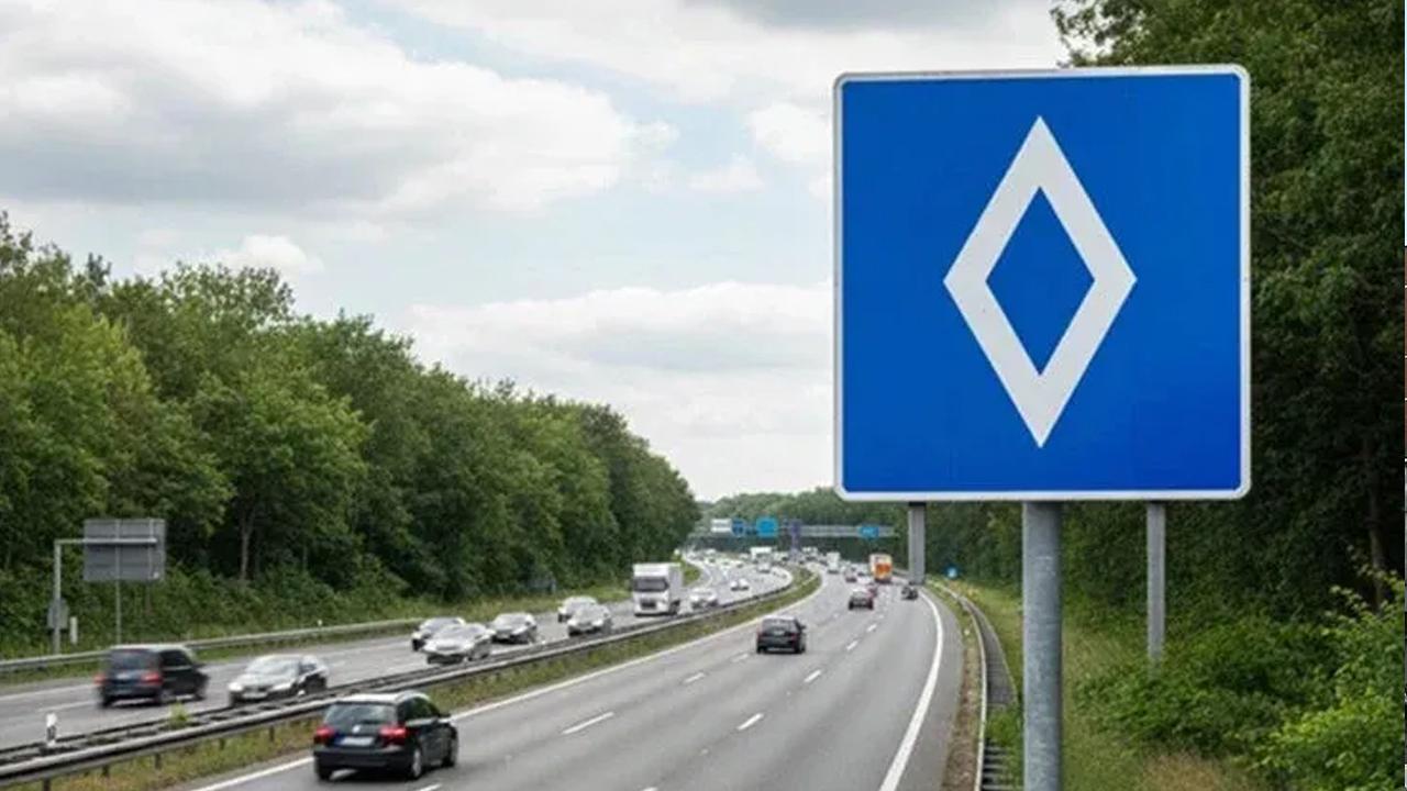 Avrupa yolunda özel araç şeridini gösteren mavi zeminli beyaz elmas trafik levhası