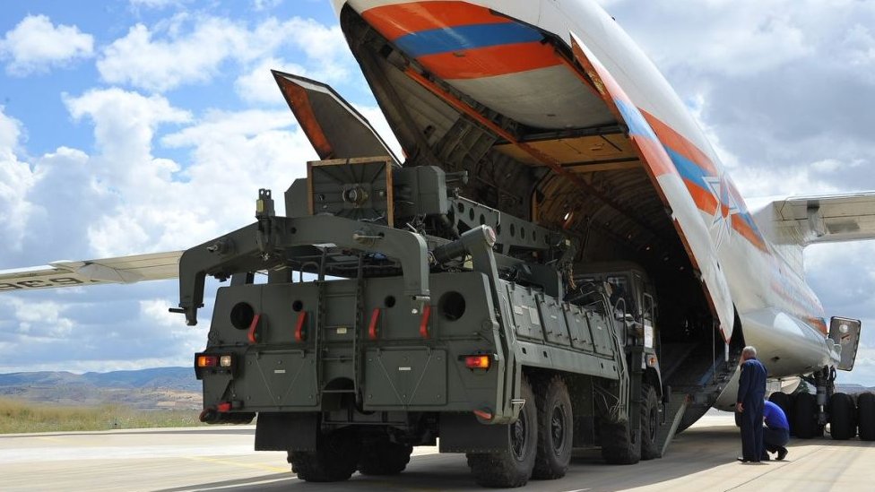 S-400 hava savunma sistemi ve Türk bayrağının yer aldığı savunma görseli
