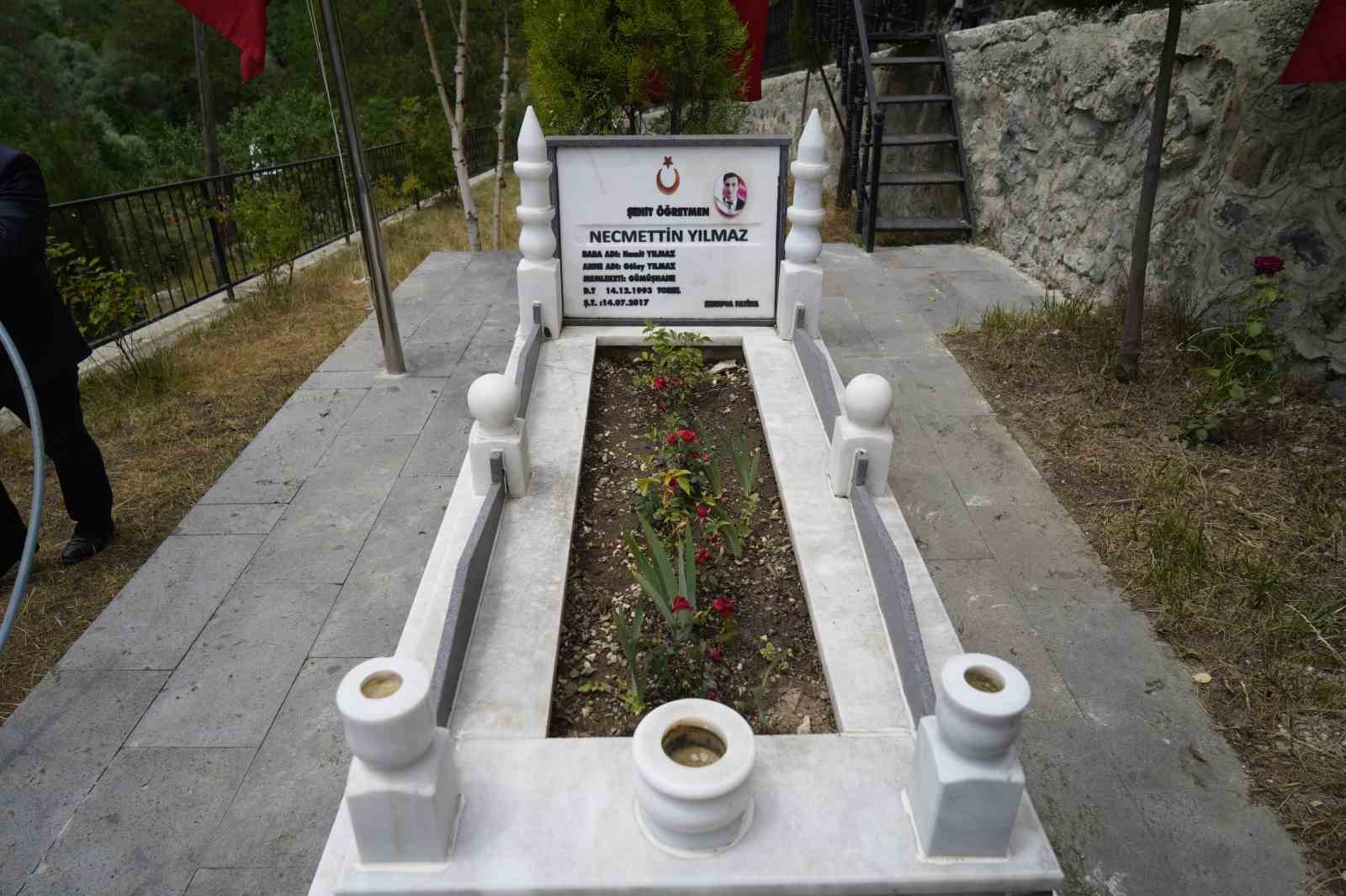 Şehit öğretmen Necmettin Yılmaz kabri başında anıldı
