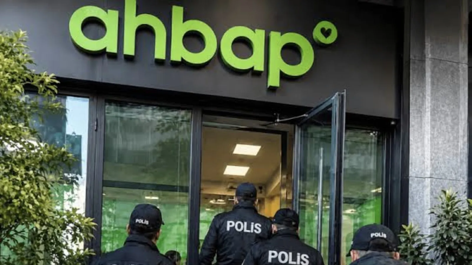 Ahbap Derneği soruşturması kapsamında adliyeye sevk edilen şüphelileri temsil eden adliye binası