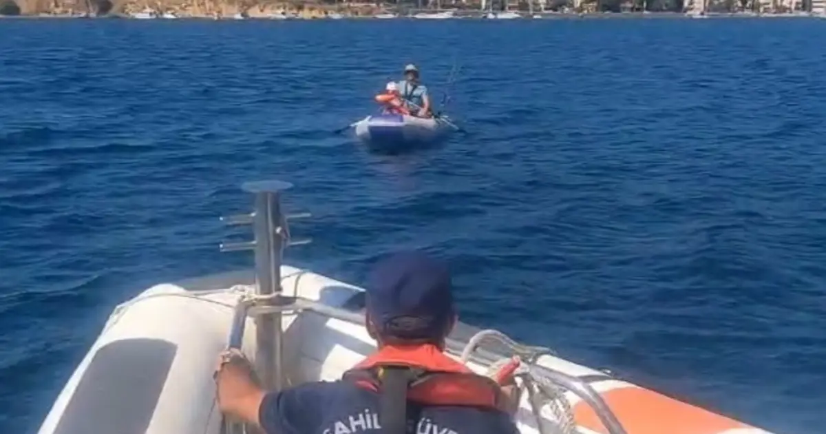 Foça'da Şişme Bot Açığa Sürüklendi: Baba ve Çocuk Kurtarıldı